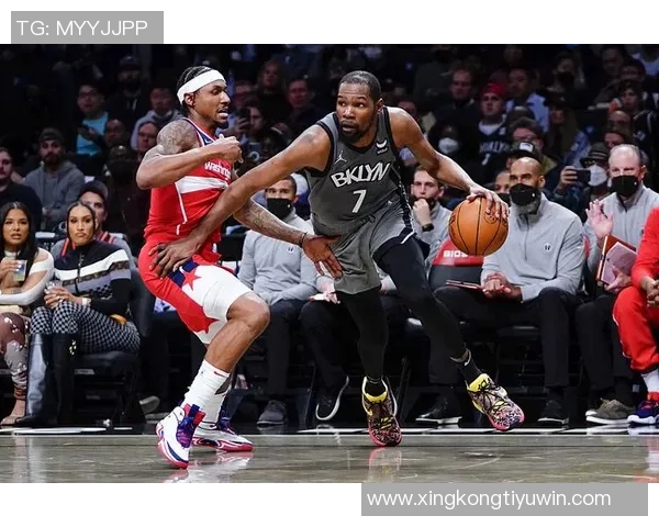 克拉克斯顿半场表现亮眼8投5中贡献12分9篮板4助攻正负值高达20 克拉克斯顿半场表现亮眼8投5中贡献12分9篮板4助攻正负值高达20