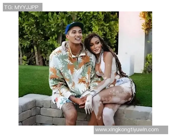 库兹马的超模女友分享观赛美照与对的人甜蜜恋爱令人羡慕