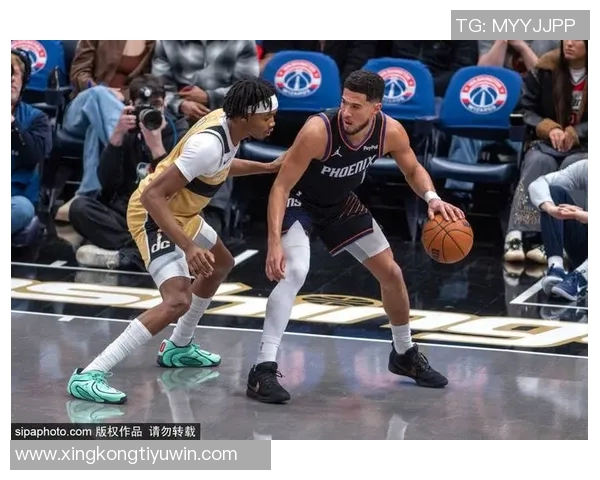 布克首节狂砍20分展现主动进攻态度防守端无所畏惧勇往直前